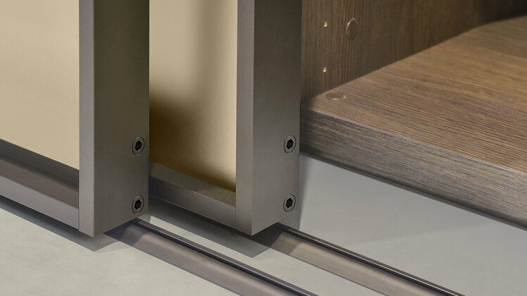 Die bodengeführte Gleittür wird nur in der Deckenschiene geführt.