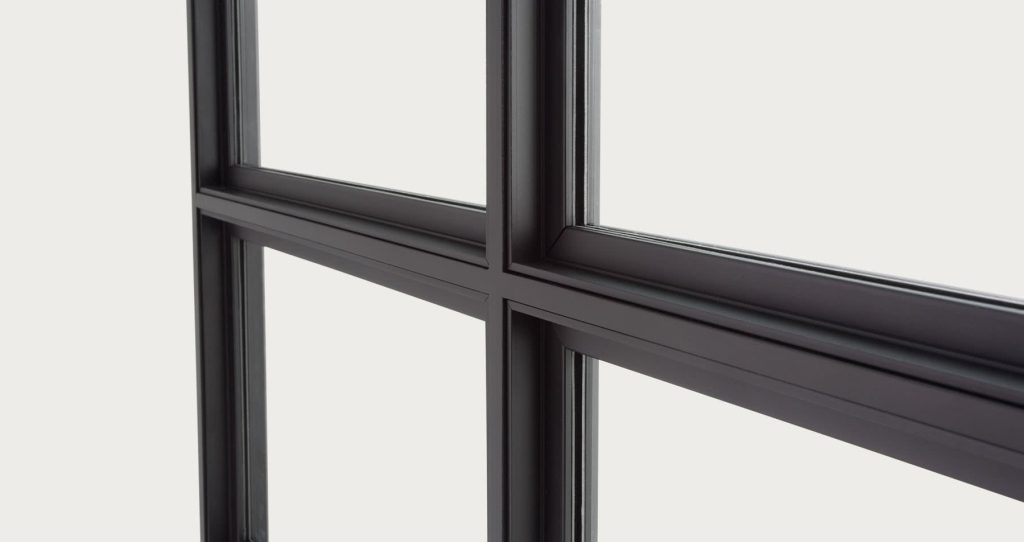 Trennwände aus Glas und schwarzem Stahl